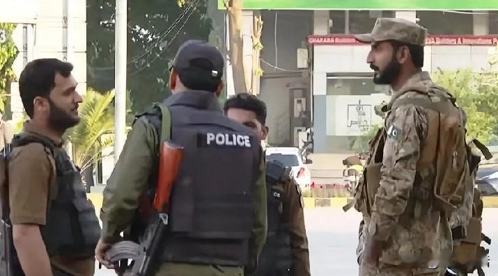 停火只剩两天，伊斯兰堡红区封了路，万豪酒店清了客，架势像是要迎接大场面。
可主角