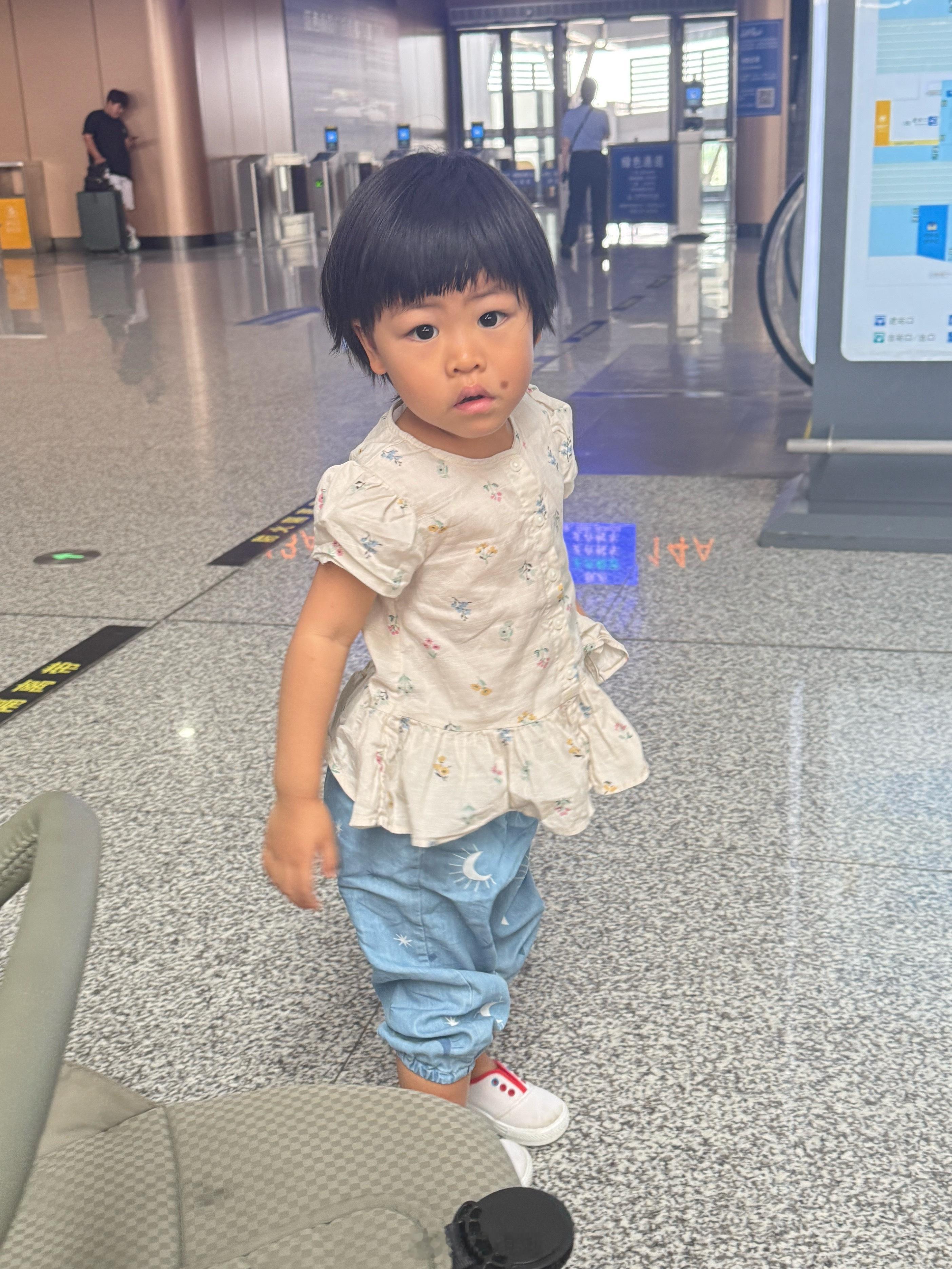 我滴妈呀提早十五分钟到了检票口我简直不知道要干嘛了！拔剑四顾心茫然！ 