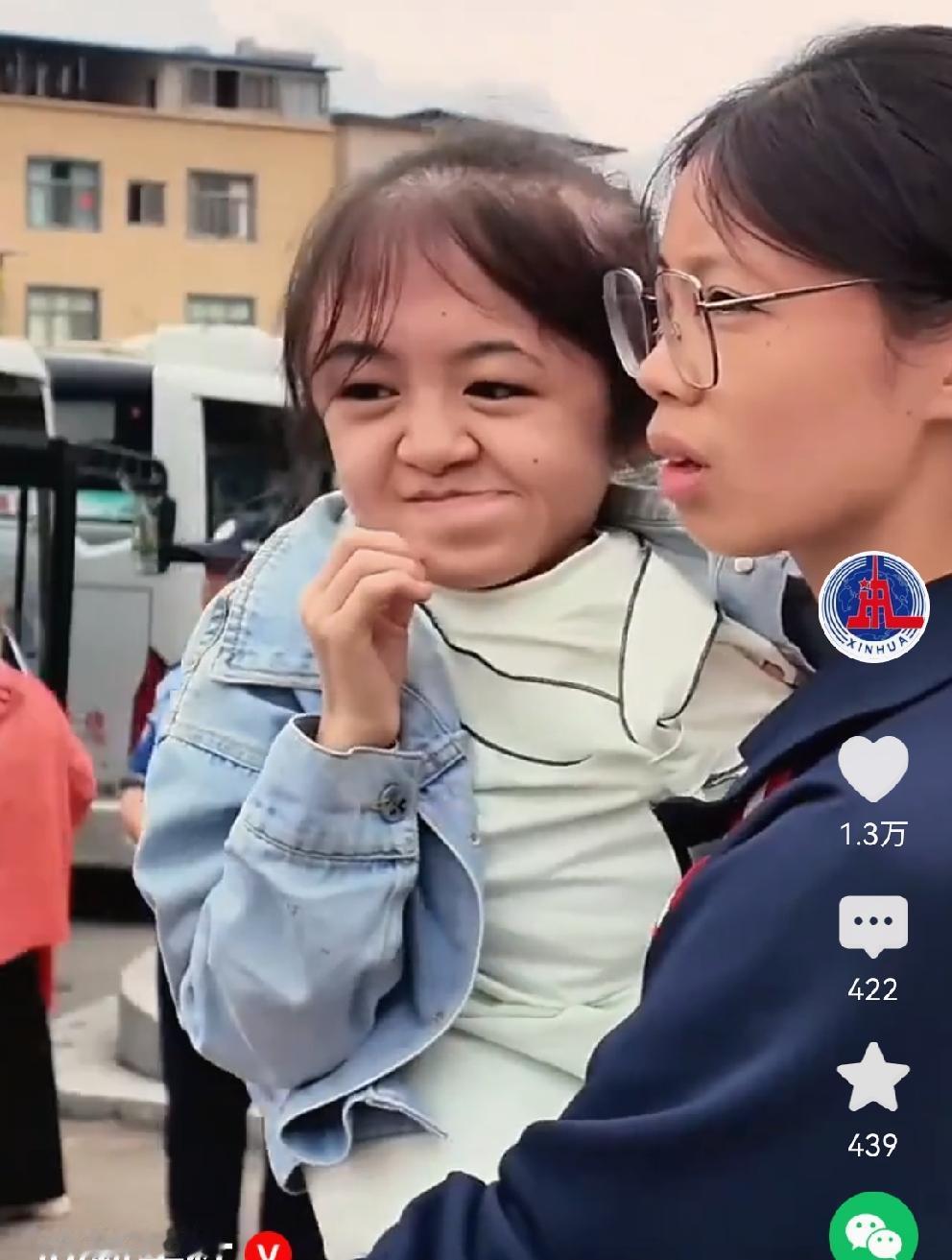 这是2026年高考最温暖的一幕：贵州镇远一女生，抱着矮小残疾的同学，一起走出考场
