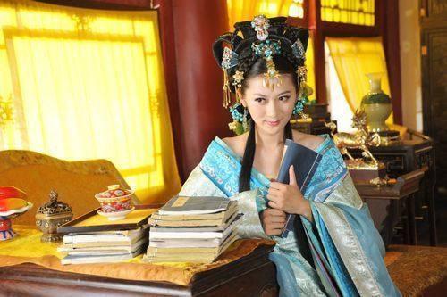 一日，李时珍将一枚小刀藏在椅子里，再铺上面粉，告诉贵妃：“提起裙子，用力坐！”贵