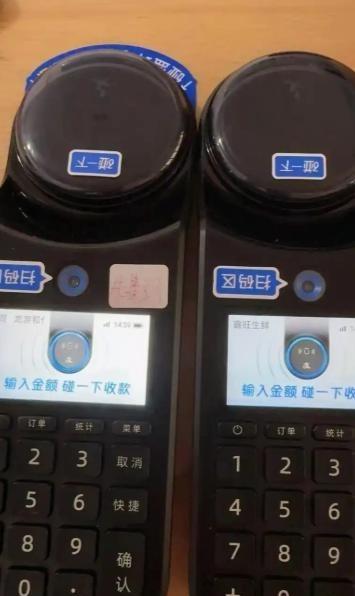 一位美国华人表示，中国的手机支付是最傻的事情，每次都需要掏出手机扫码，输入密码才