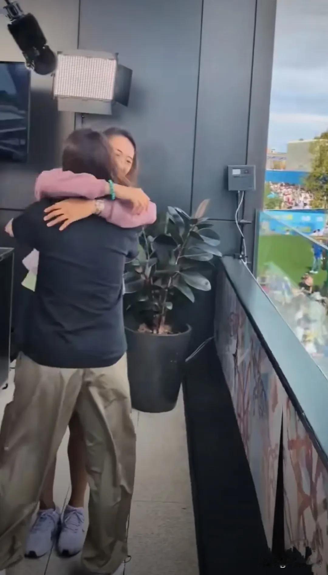郑钦文看到李娜，六犹如我看到偶像一样的眼神！
李娜去探望郑钦文，一走过去就拍了一