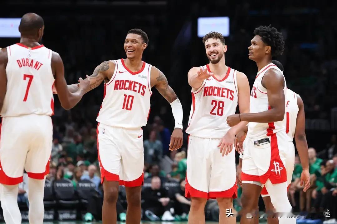火箭这套首发说实话如果让杜兰特年轻5岁，绝对可怕。可惜现在杜兰特老了，加上这群年