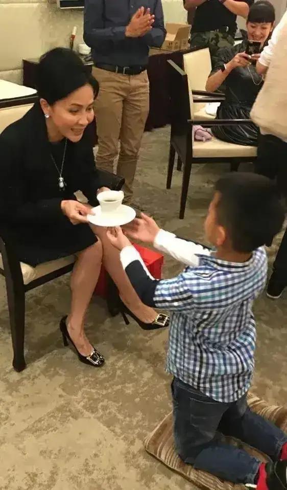 一次，胡军对膝下无子的刘嘉玲说：“姐，想要儿子么？”刘嘉玲一口干完白酒：“别开玩