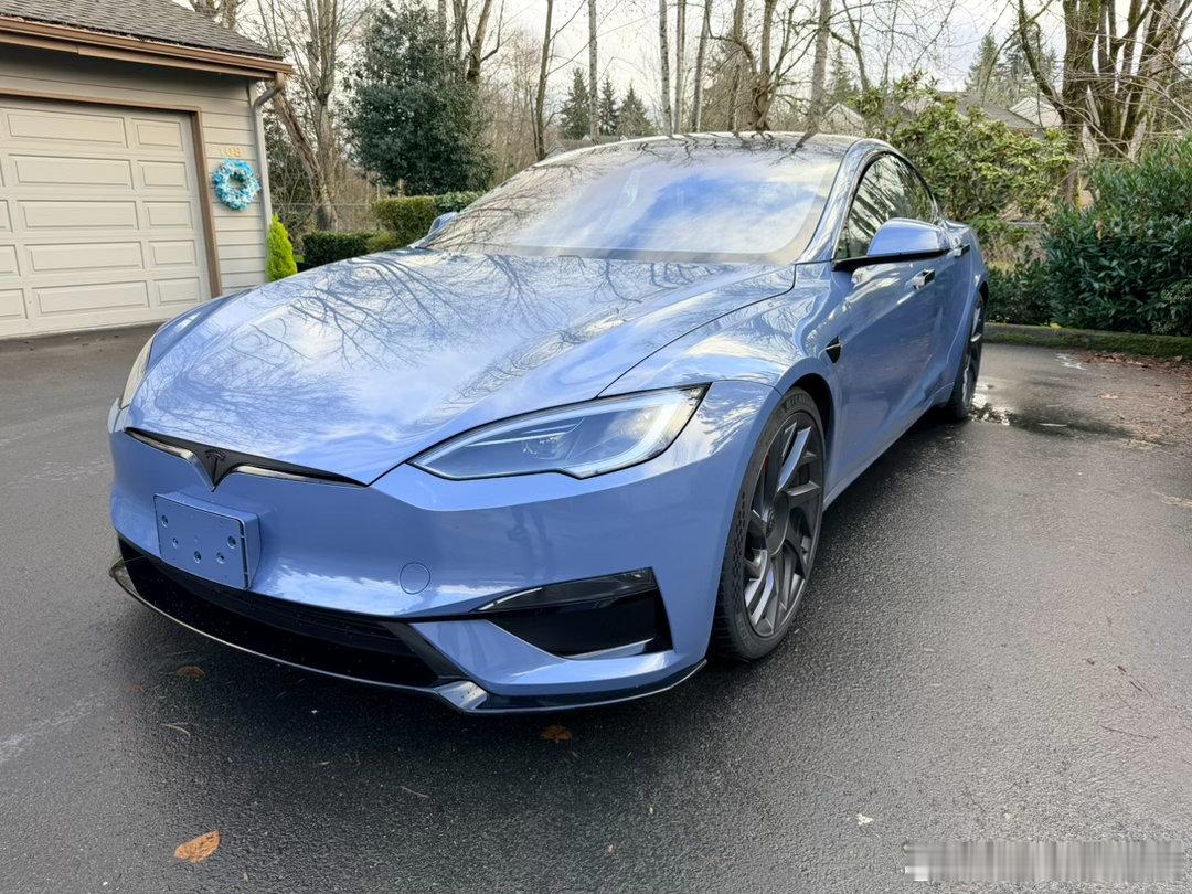 C8 ZR1开完坐完说点感想：同样是1000匹马力左右这个级别，它的加速和过弯极
