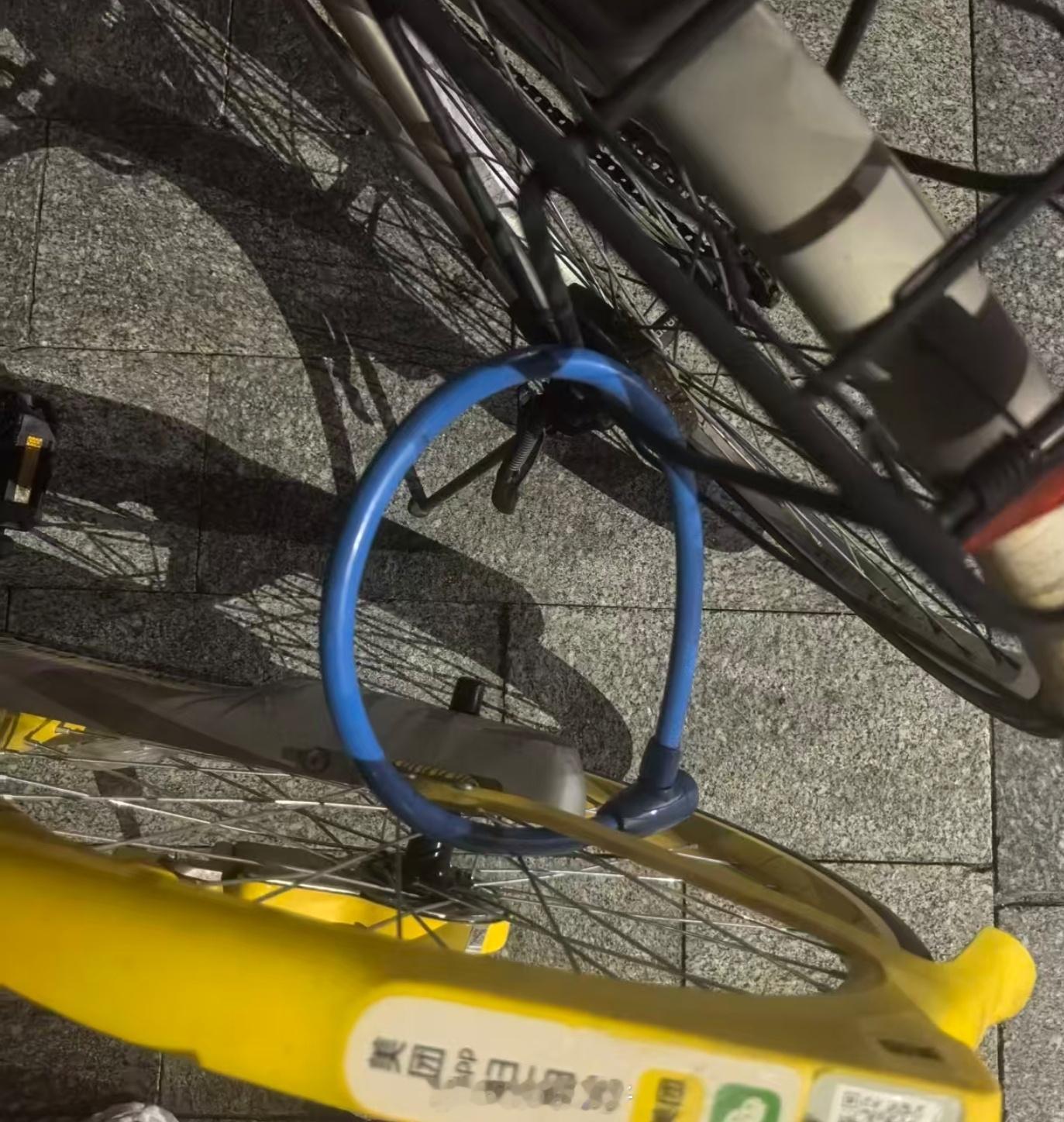 遇到这种情况，我就会有使不完的力气，能给他搬多远就搬多远。当然，我肯定搬的是共享