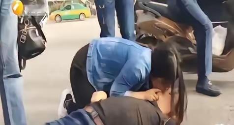 西安23岁护士的一跪，竟藏着最动人的双向救赎！ 刚下夜班的她，跪在冰冷水泥地上为