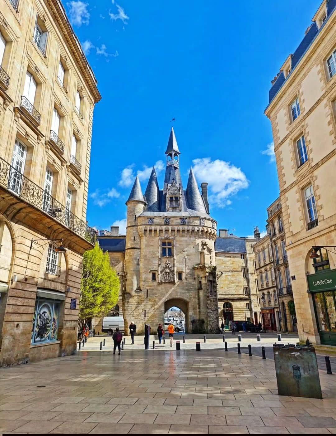 波尔多的卡约门（Porte Cailhau）是为了纪念法国入侵意大利而建。
这座