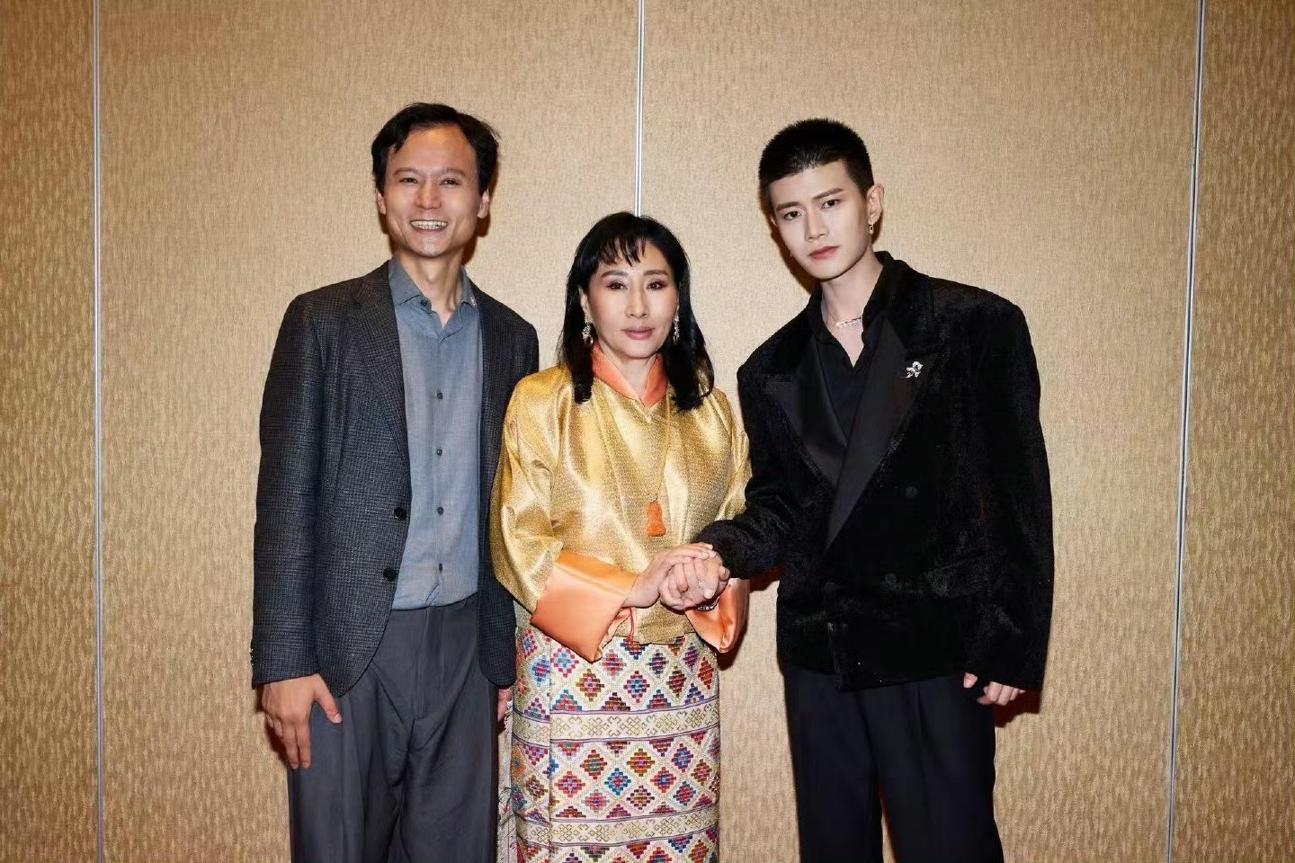 任嘉伦与不丹皇太后不丹公主合影 