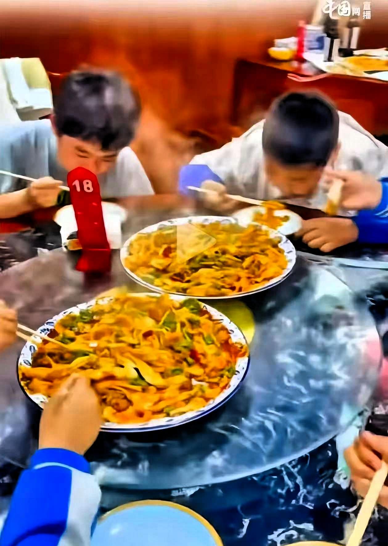 活该老板发财！陕西西安，3名初中生来吃面，只点了一份爆肚面，3个人合吃，老板看他