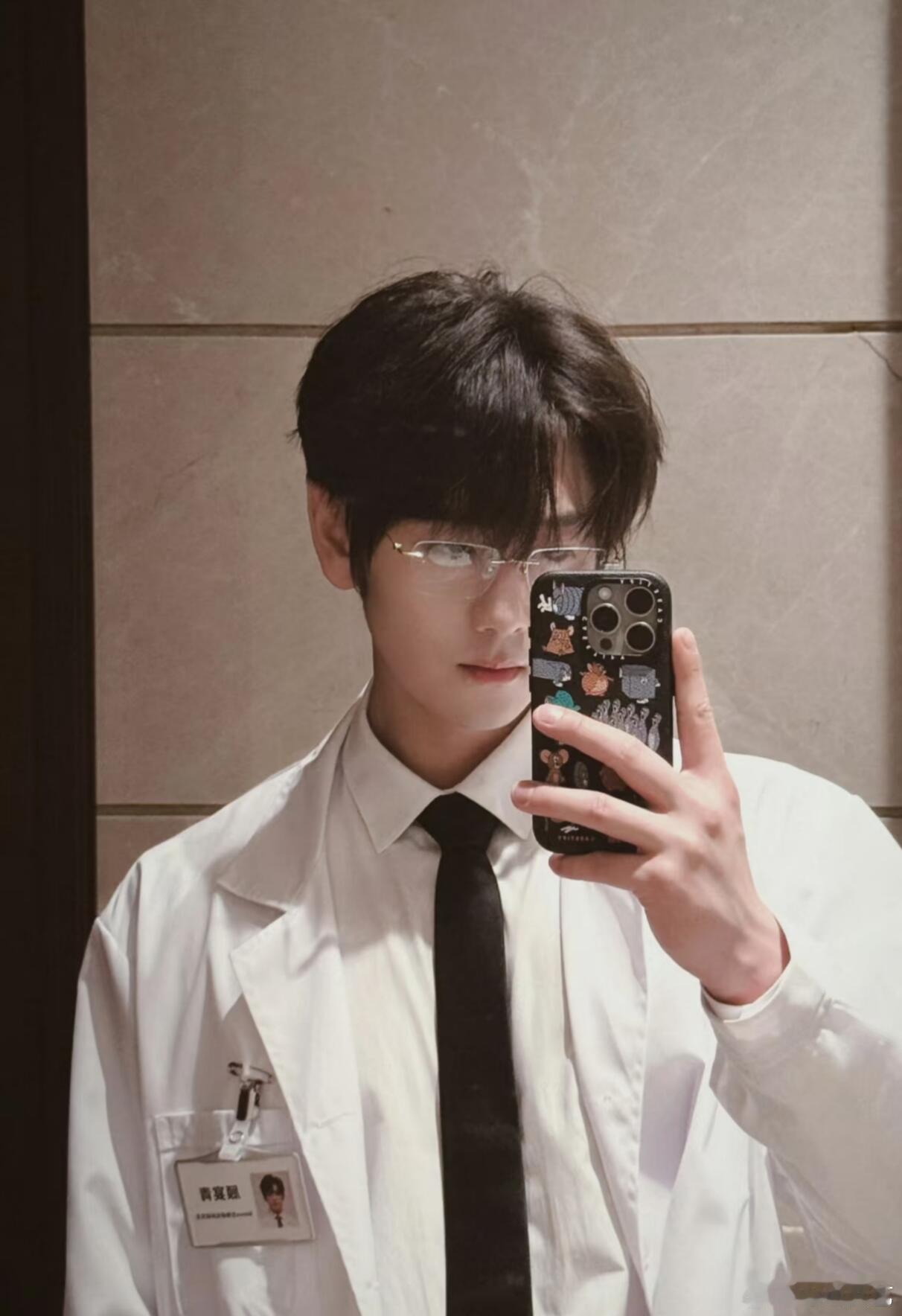 崔雨鑫炽热吸引收官发文崔雨鑫炽热吸引收官长文万米高空落笔，诉说心中眷恋，崔雨鑫《