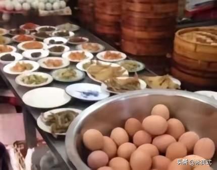 山东，一饭店推出5元早餐不限量，大爷交过钱后，就拿了7个鸡蛋、两屉小笼包、两碗粥