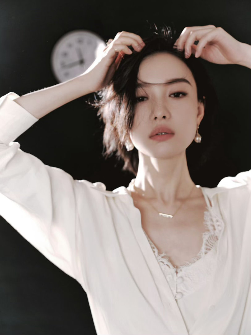 倪妮新疆vlog向野的我们远离城市的条条框框，露营赶路，感受自由，倪妮活出了不被