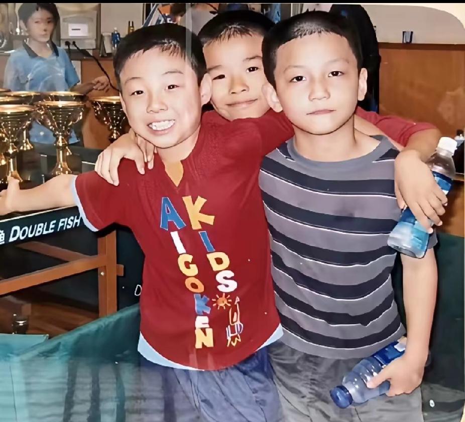 🔥 刷到一张樊振东童年照，这气场从小就藏不住！
 
刷到一张樊振东小时候的照片