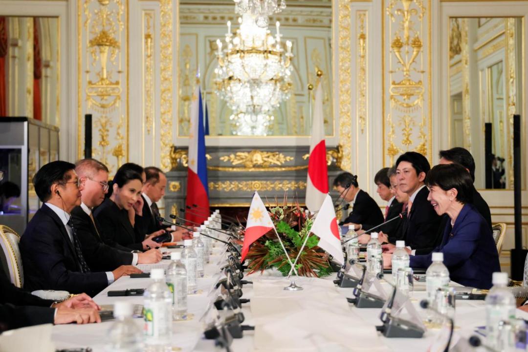高市早苗再现谄媚外交，拉着马科斯连唱带跳，又是冲着中国来的？

据参考消息报道，