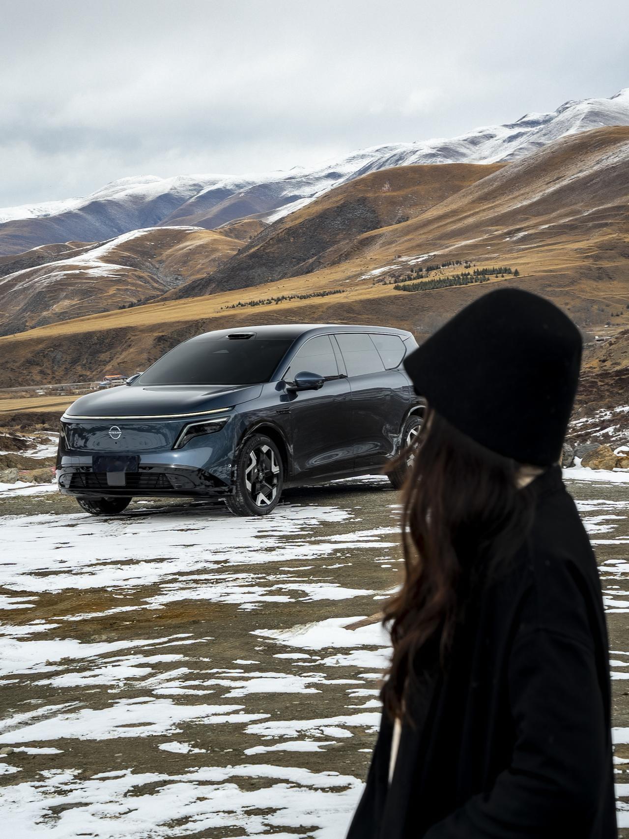 清晨送孩子上学，傍晚接老人就医，周末全家露营——这些琐碎却重要的日常，正是东风日