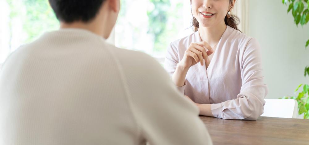 这天桑佳到李晓飞家吃饭，饭桌上李晓飞奶奶的热络劲儿和小姑李俏的挑刺儿，让她心里头