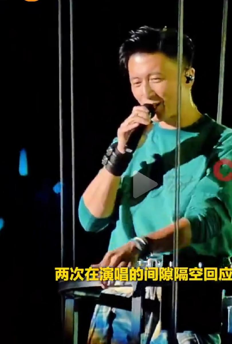 谢霆锋没提王菲名字全网都听懂了

        即日晚，谢霆锋沈阳演唱会引发热