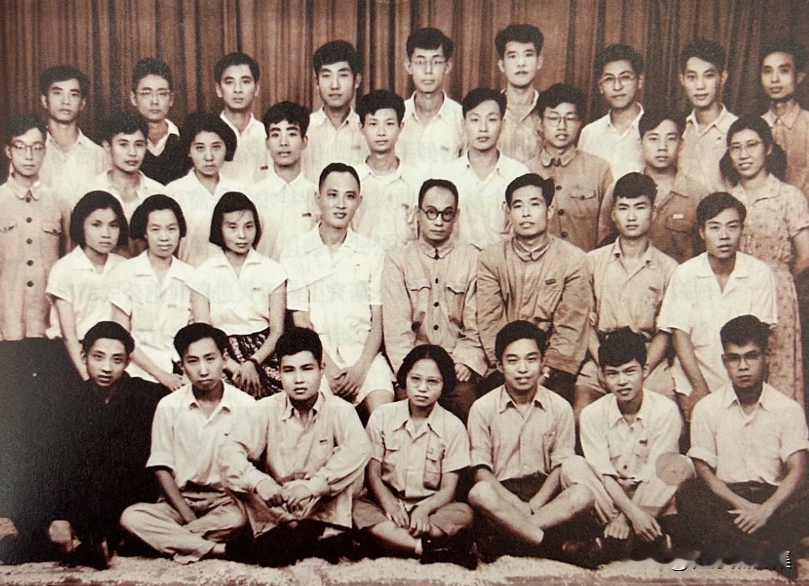 1956年，北京大学物理系52级理论班毕业留影二排左四起：郭敦仁，王竹溪，章立源