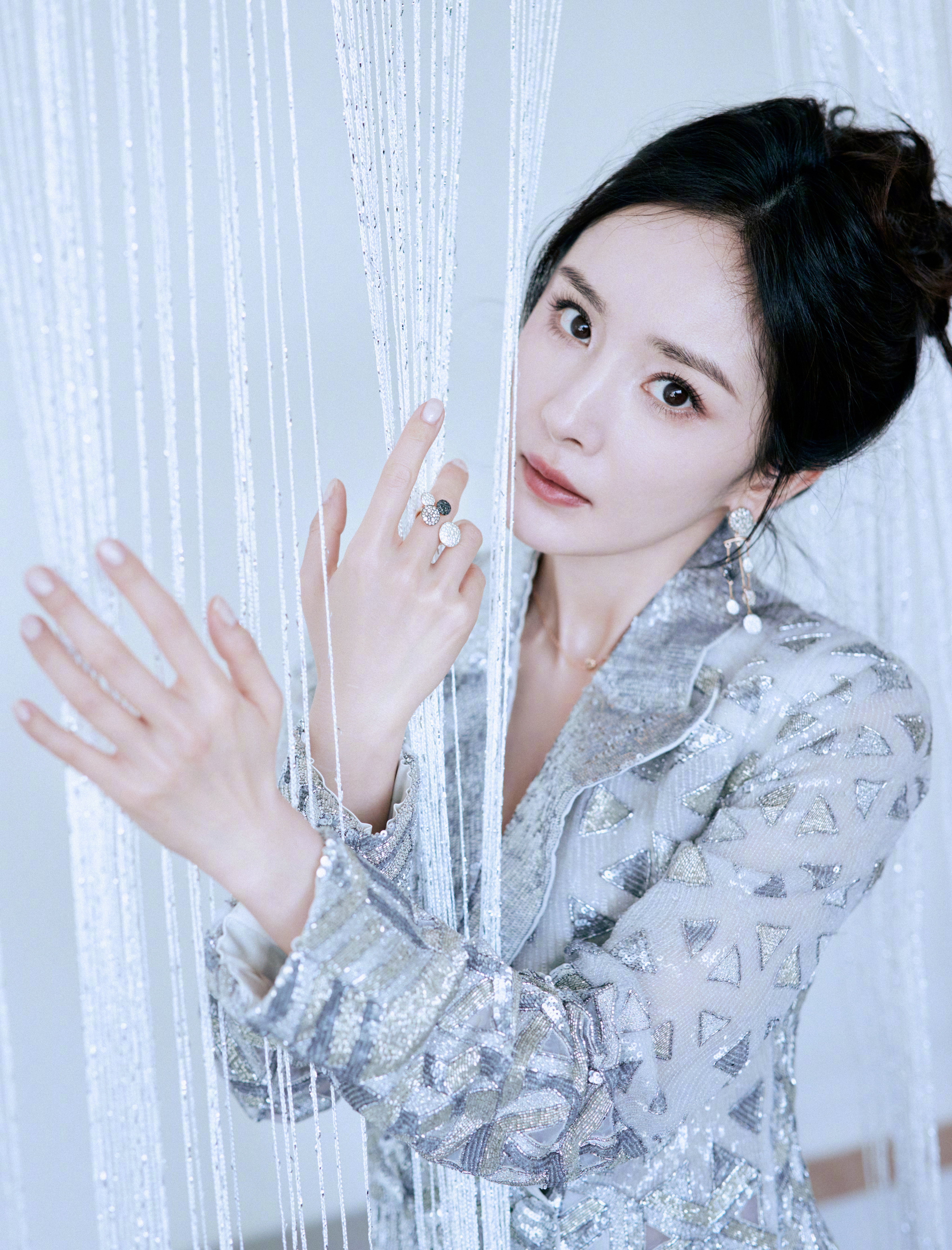 杨幂 高跟美腿，诱惑十足 #杨幂银色西装裙##杨幂[超话]# ​​​