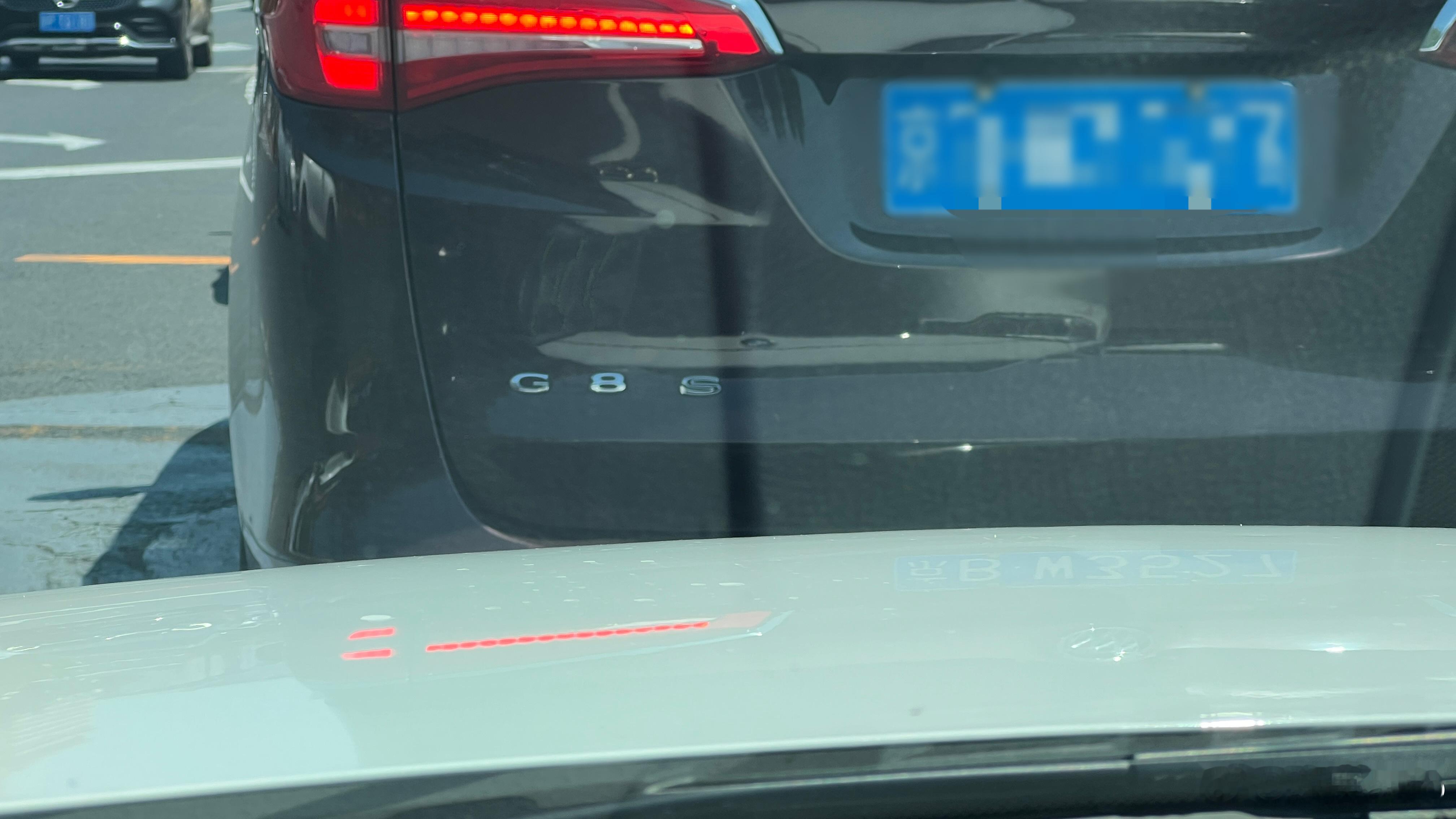 怎么感觉开GL8这大哥是故意把标抠成这样[允悲] ​​​