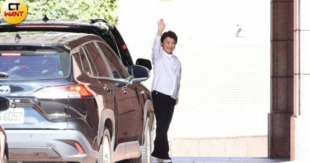 被视为最可能代表国民党选2028大选的台中市长卢秀燕，24日正式宣布不参选下届国