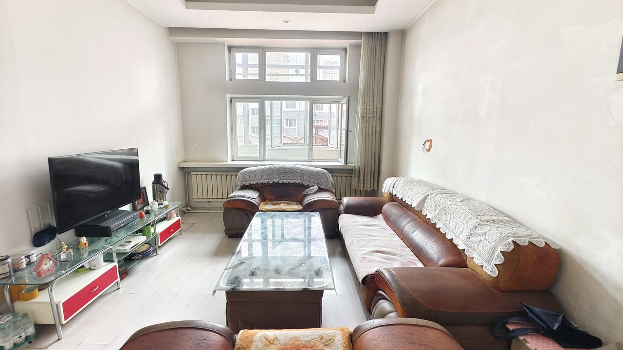 早上吃完饭就和小胖过去打扫卢浮宫那套房子，比我们住的房子难打扫太多太多了，给我和