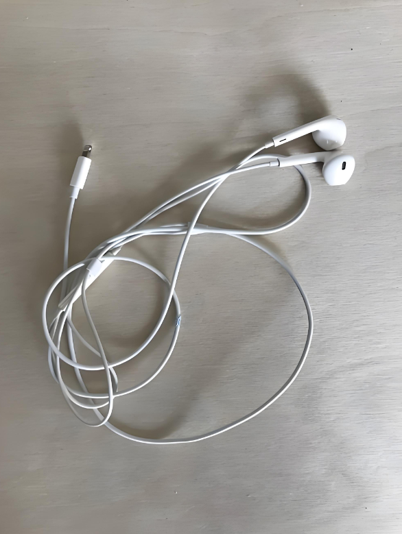 有线耳机穿搭火了 要不说时尚是一个圈呢，转了一圈回来有线耳机又火了