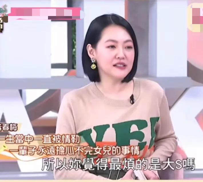 大S的妈妈黄春梅真的是不简单，节目中小S曾透露，很多电视剧和综艺节目都邀请过她妈