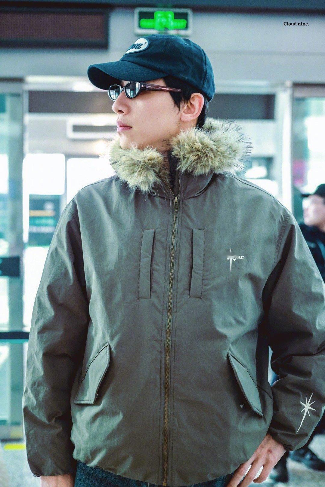 辛云来在海南穿棉服辛云来前有《雁回时》机场热到留白汤，现在直接裹着羽绒服杀到海口