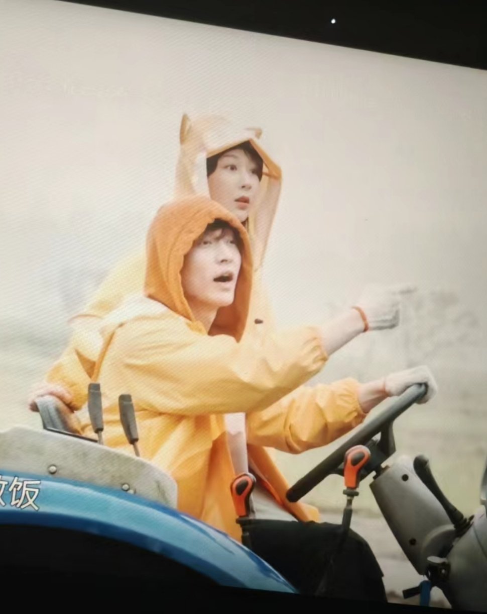 #张艺兴杨紫同框旧照#张艺兴和杨紫之前在向往的生活里面一起开拖拉机，好可爱啊[送