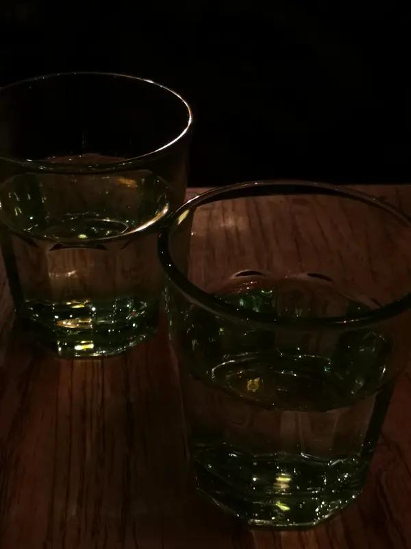 看到“一杯二两三分醉”这个上联，瞬间来了兴致。对联讲究对仗工整、意境和谐，这上联