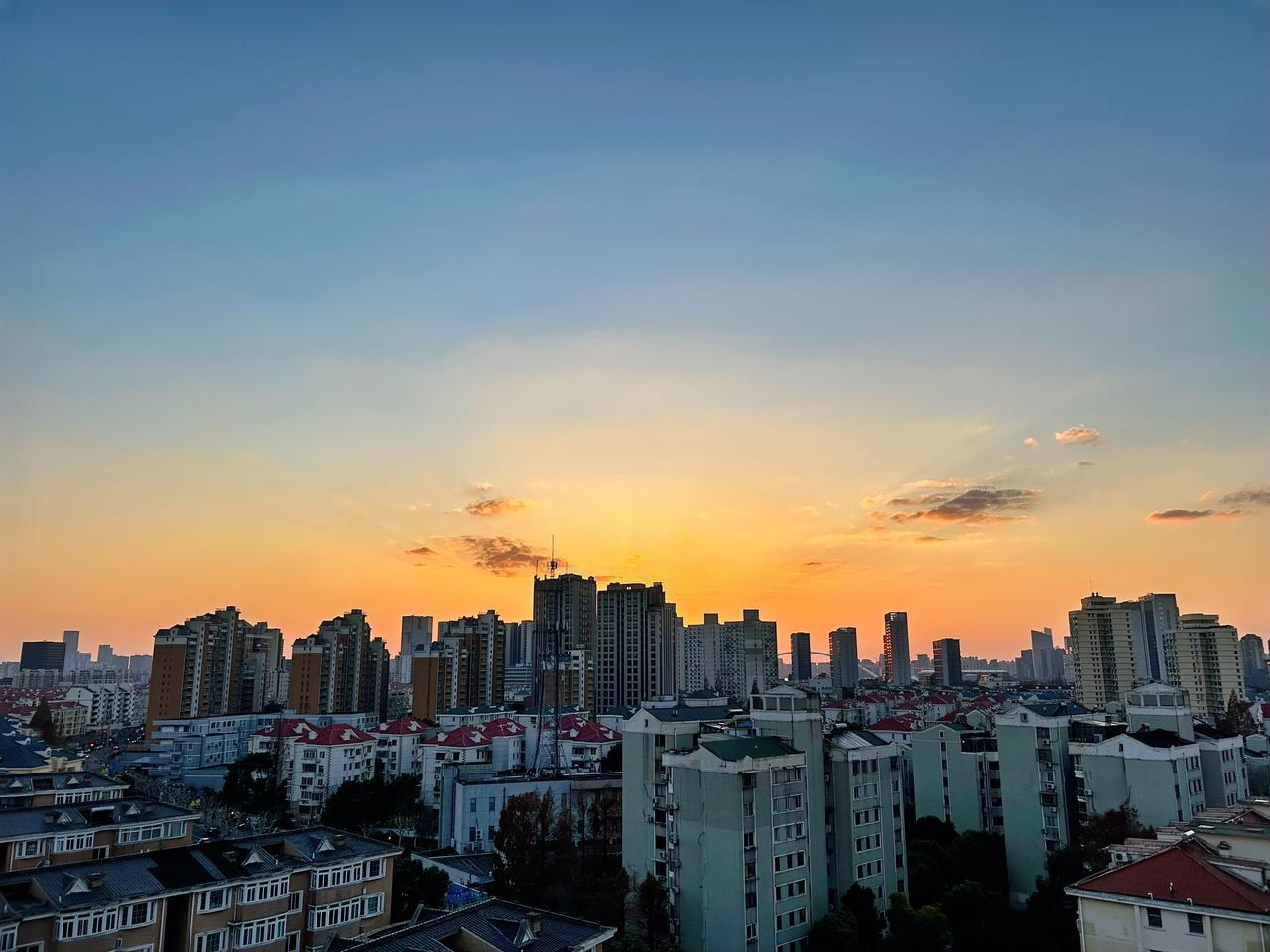 夕阳红真的很美，湛蓝的天空下，有一大片斑斓绚丽的火红色，格外地引人注目，古人有云