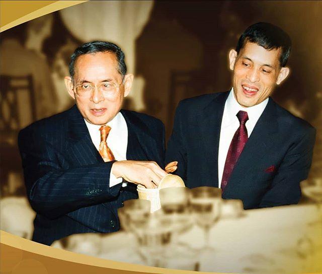 老国王不苟言笑，却有个爱笑的妻子，妻子生的儿子也随了妈妈。老国王不管是和妻子合影