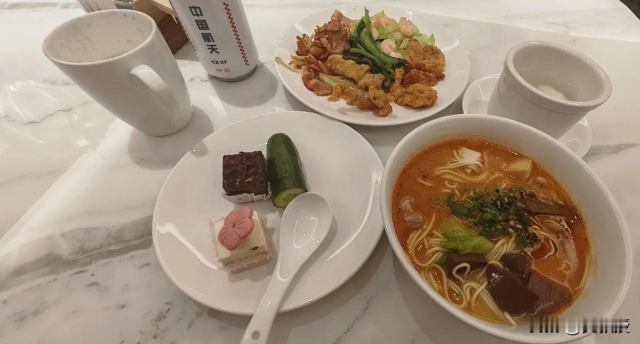 航班🛩延误
休息室人满满当当
还好今天的餐食不错
沙茶面，搭配一些菜，一看可能