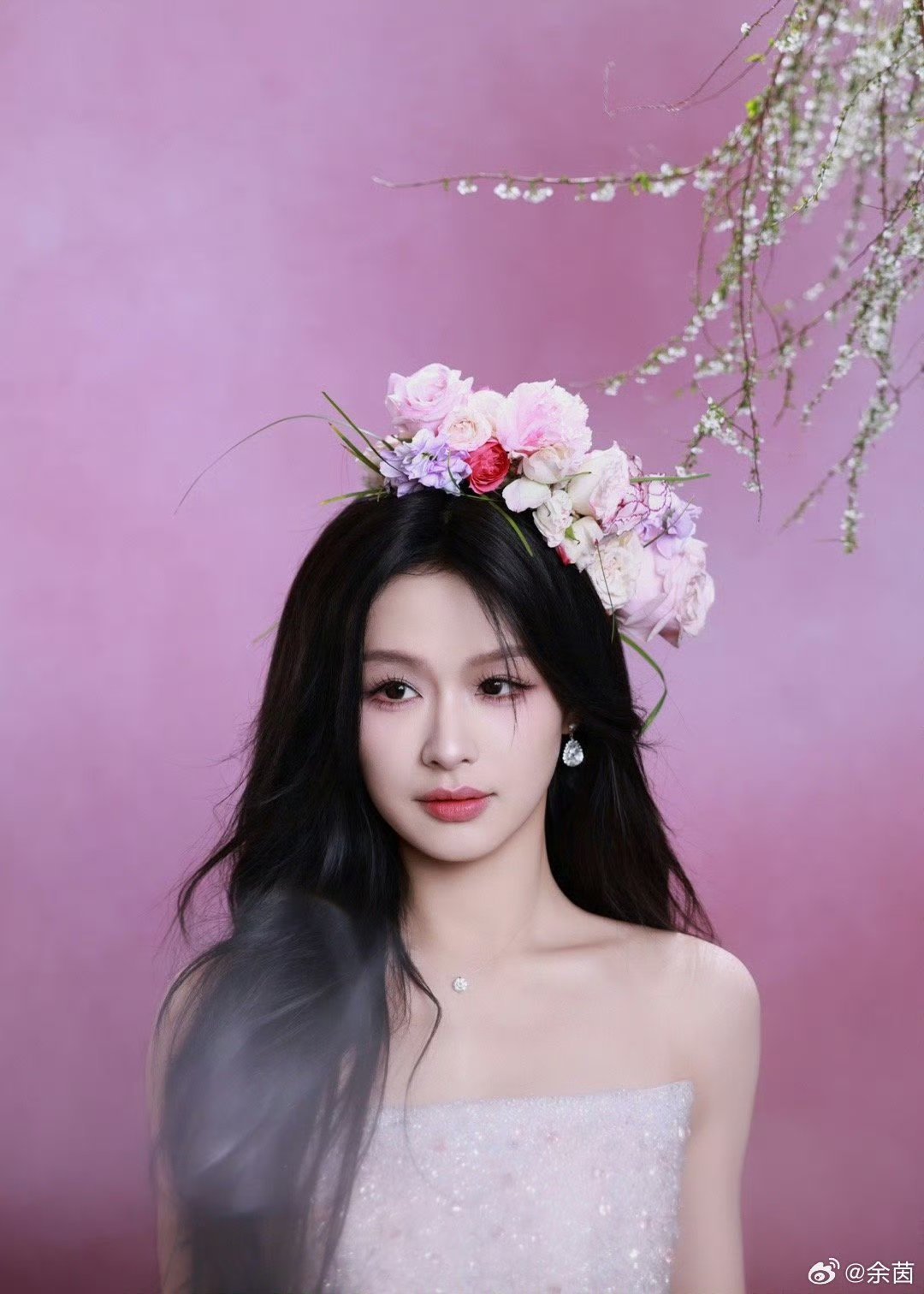 余茵首次出席IP盛典 余茵前一天得奖后一天播剧 余茵首次亮相阅文IP盛典，获得年