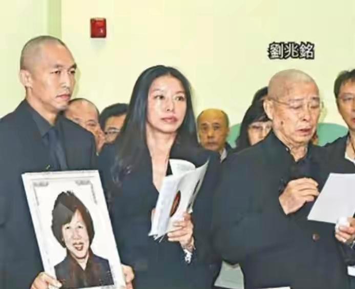 刘兆铭走了，他那一儿一女果然还是没露面。
94岁的老戏骨，演了一辈子戏，教过刘青