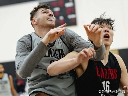 最快进步球员！杨瀚森的竞争对手太强了！
在杨瀚森被开拓者选中后，球迷们就一直把克