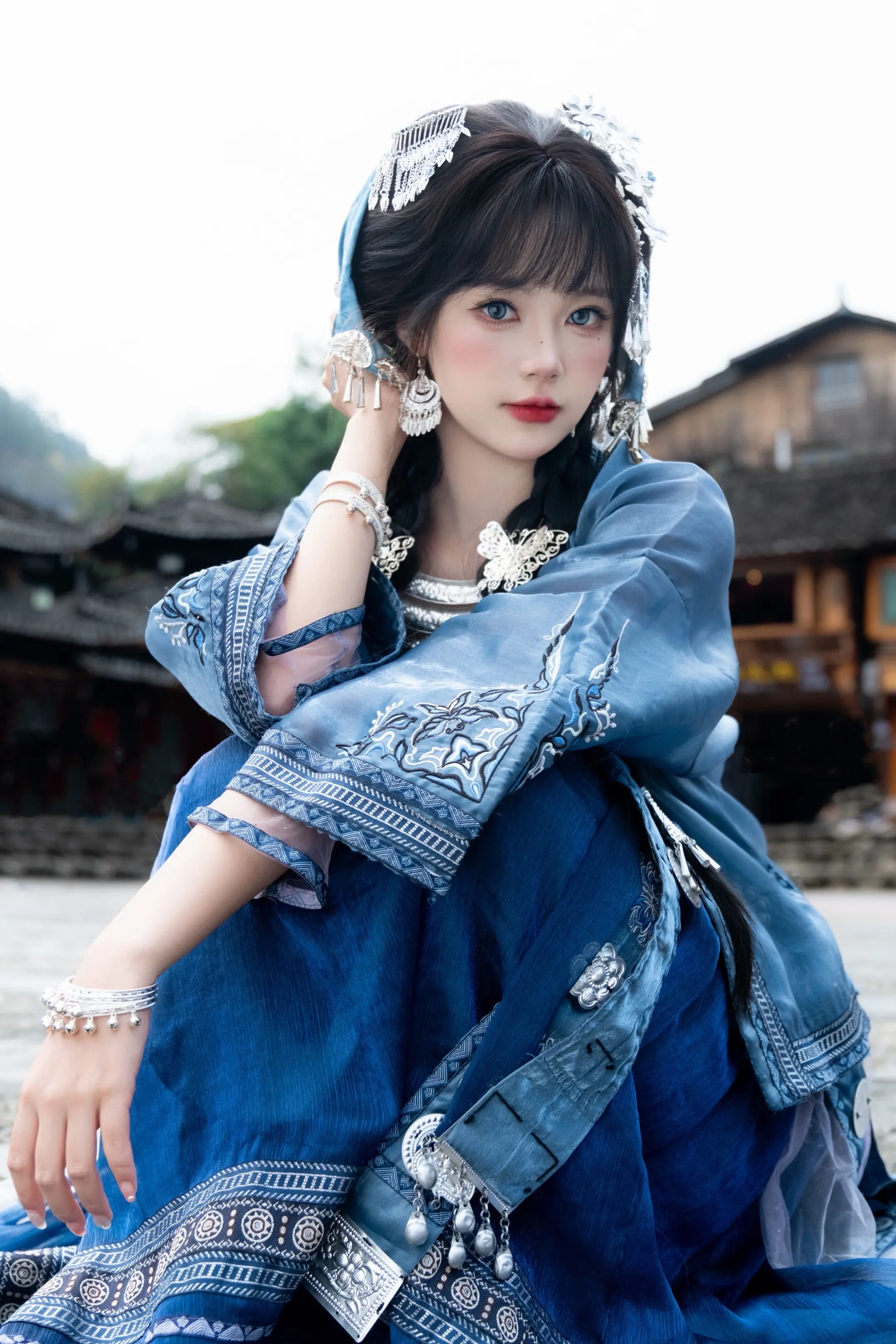 无银无花不成姑娘，有衣无银不成盛装。
