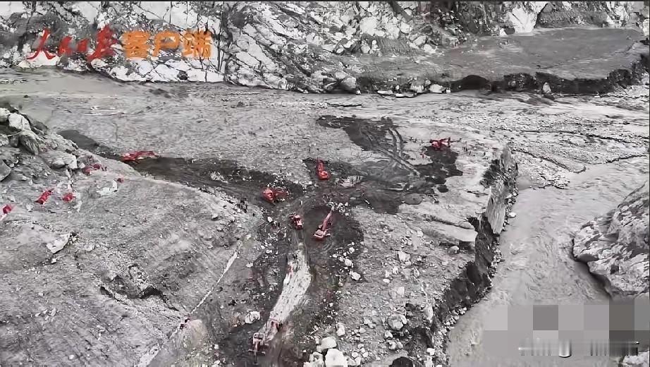 泥沙能填平河床，但填不平人心里那句"有人吗"
机械已经开进了核心区域。
一声接一