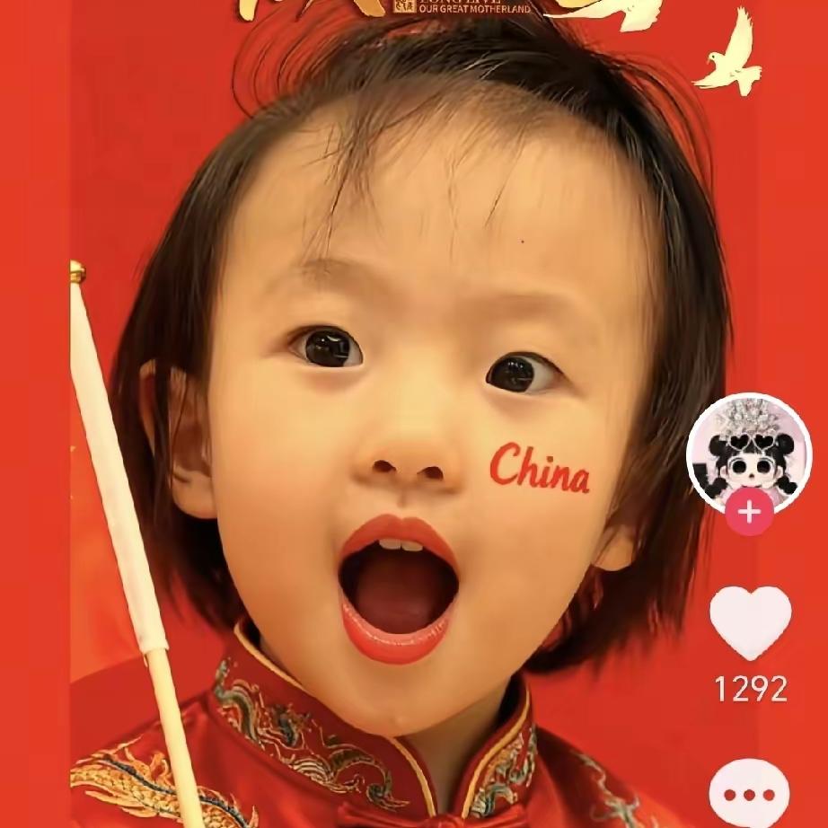 闪闪姥姥把闪闪养得真好！国庆到了，姥姥立马发了闪闪的迎国庆照片。
 
照片里，红