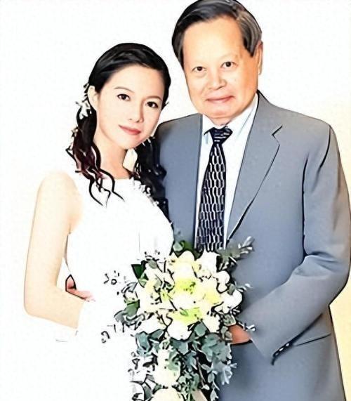 都以为翁帆只得了清华公寓的使用权，殊不知杨振宁留给她的，根本不是房子，而是一口“