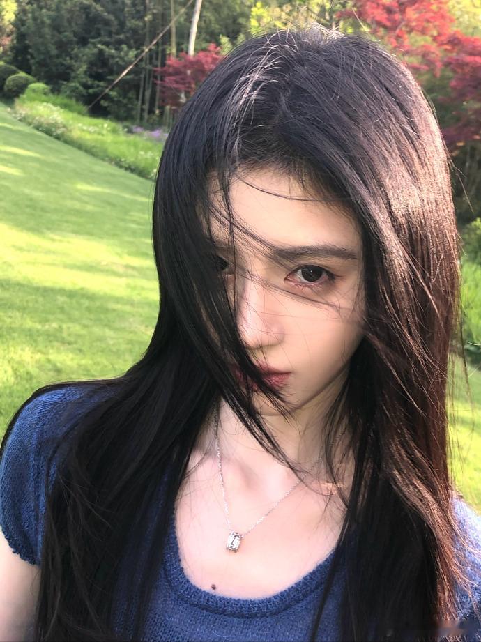 鞠婧祎拍了彩虹鞠婧祎拍了水雾彩虹 鞠婧祎和彩虹更配哦～ 