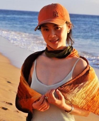 “我愿意放弃中国国籍，自愿加入英国!”2004年，央视美女主持嫁给英国富豪，并坚