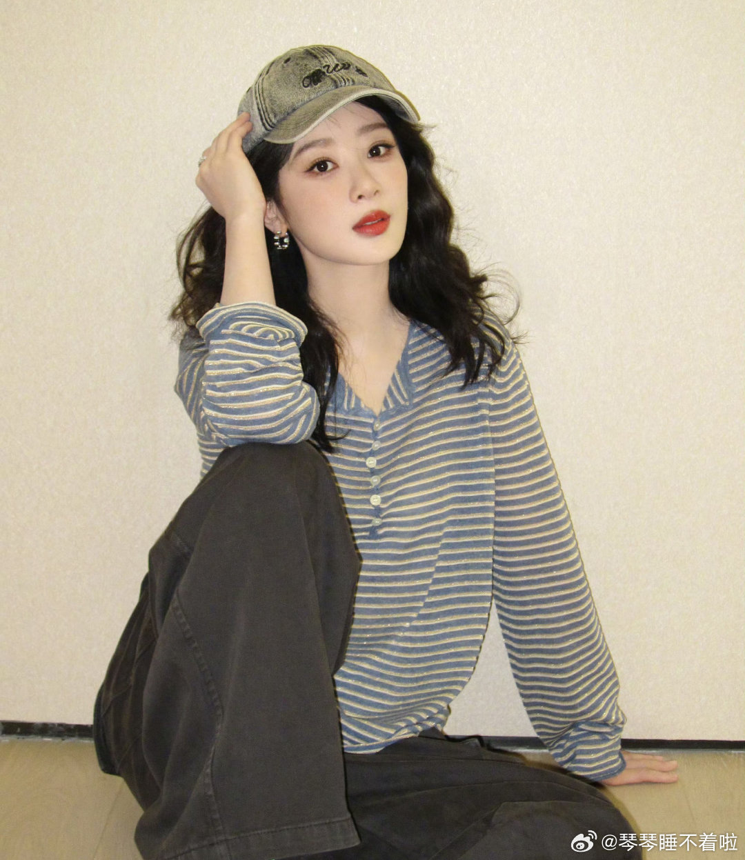 杨紫[超话]杨紫 “落日晚霞海风吹过  我希望所有的温柔都为你 而来”​​​