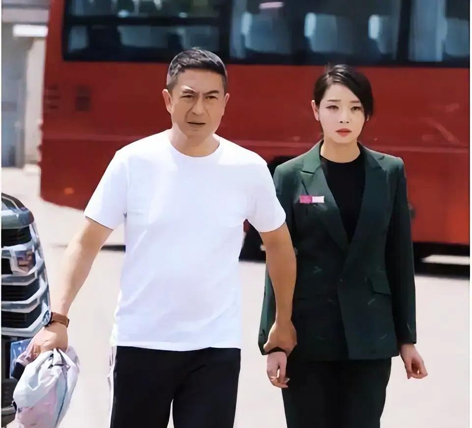 都说张嘉益有个“锦鲤体质”，跟他演对手戏的女演员，只要沾上边儿准能火出圈。可偏偏