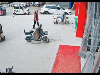 大妈见超市门口的电动车钥匙都没拔，直接假装是逛超市的出来就把电动车给开走了，胆子