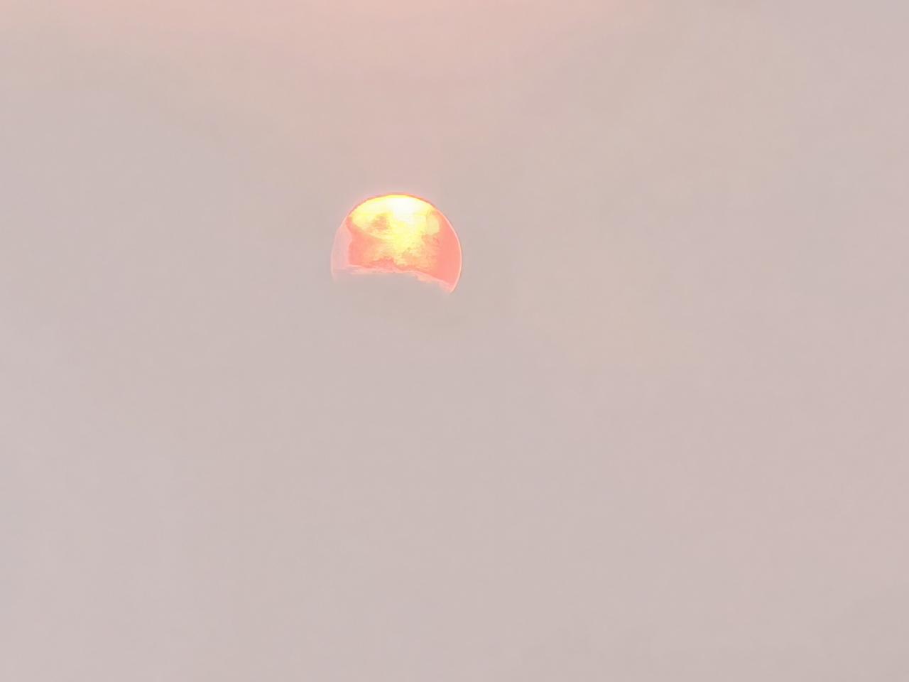 昨晚，朋友老金打来电话，言语间有些兴奋，说是花了250万，买了五套老破小。

我