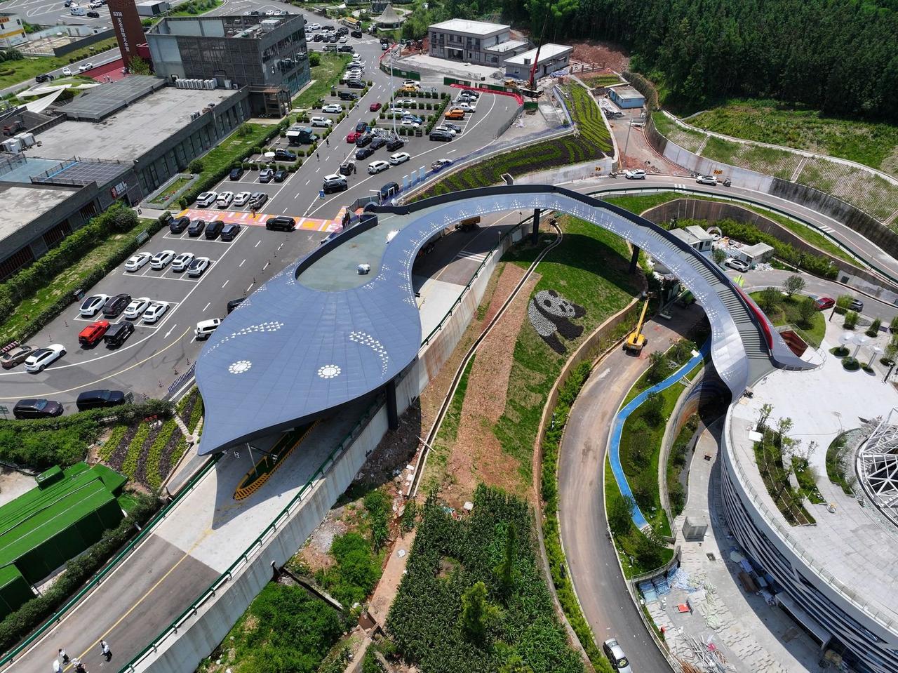 发现了吗？现在的高速服务区很多人下车就是去加个油，上个厕所，洗把脸，接杯开水，很