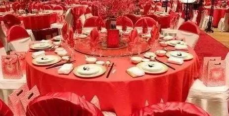 “天降大喜！”山东淄博，一女子新婚燕尔，在酒店摆回门答谢宴。她别开生面，把10元